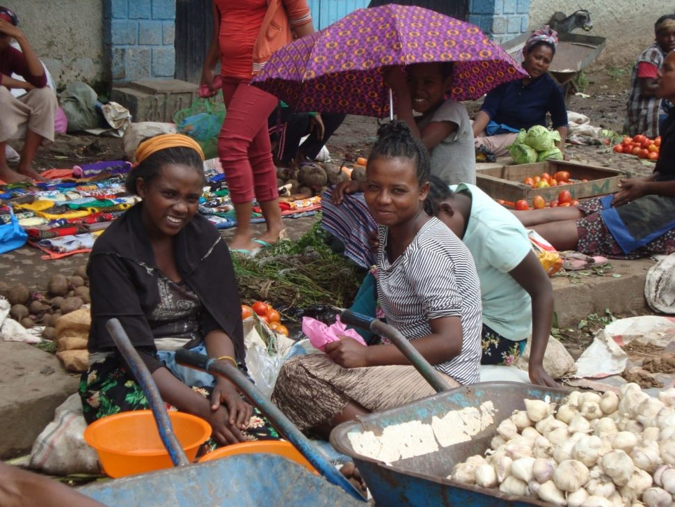 Ženy na&nbsp;místním tržišti v Hawasse, na&nbsp;jihu Etiopie 