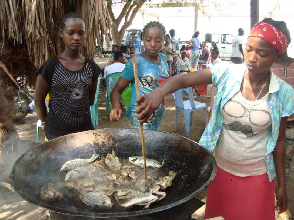 Etiopská žena smaží rybu